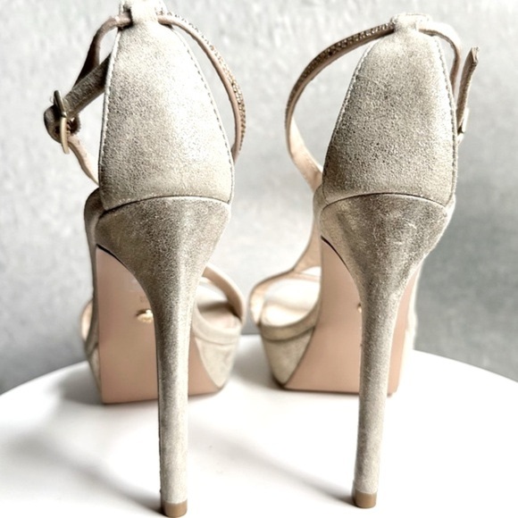 🌸PELLE MODA🌸 Onora T-strap Sandal Platinum Size: 6.5 - Picture 9 of 14